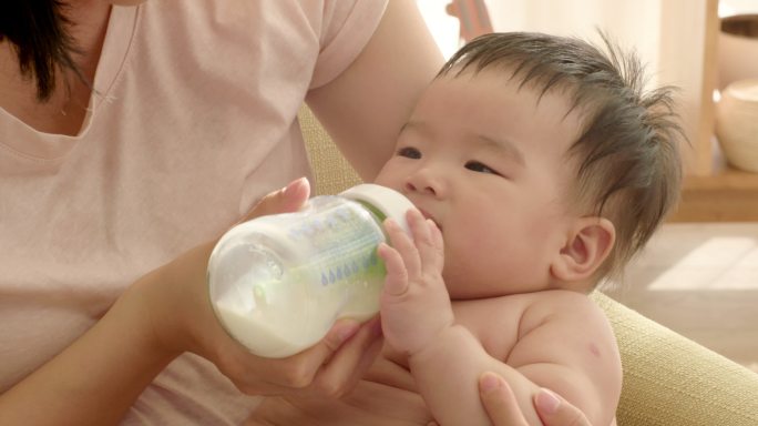 母亲抱着婴儿喂奶婴儿奶瓶抱