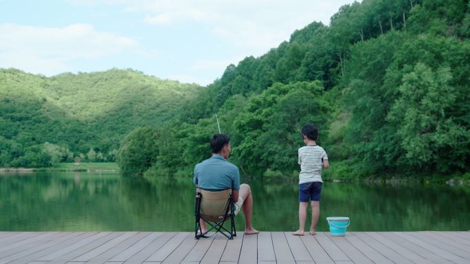 父子俩在户外钓鱼中国爸爸小男孩父爱父亲