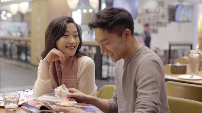 快乐的年轻情侣在餐厅约会