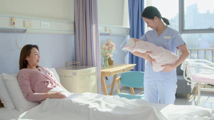 护士照顾新生婴儿