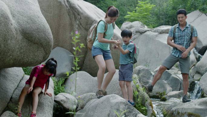 快乐的年轻家庭户外徒步旅行