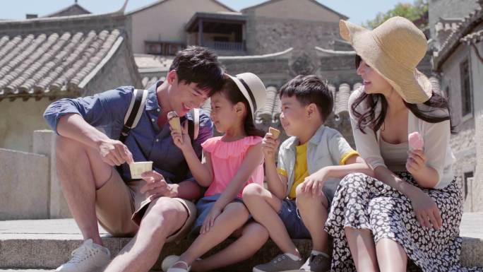快乐的年轻家庭吃冰淇淋