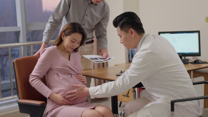 医生在诊疗室给孕妇做检查