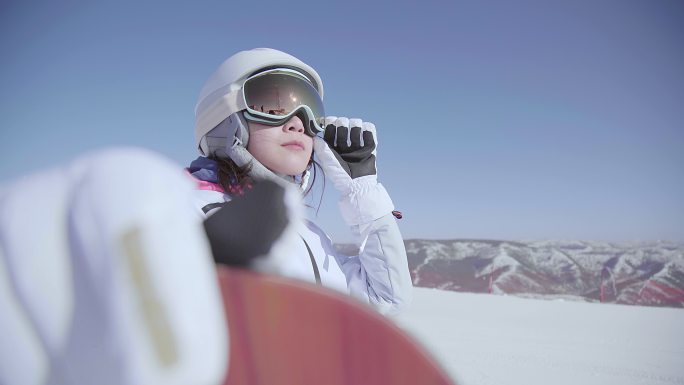 年轻女子户外滑雪滑雪运动员白色服装比赛开