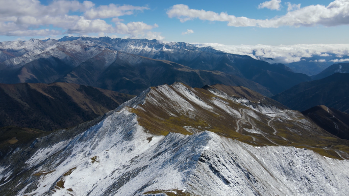 川西高原甘孜阿坝雪山群峰夹金山雪景航拍