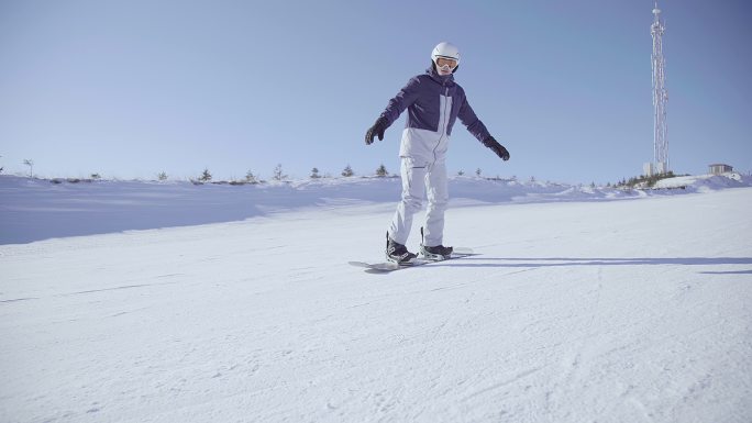 年轻男子户外滑雪滑雪坡快乐山