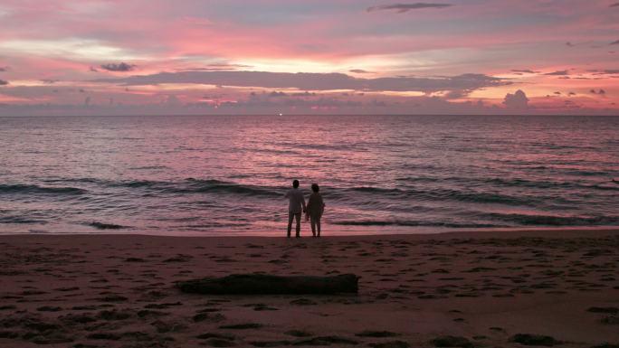 老年夫妇在海边看日落