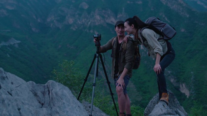 年轻情侣户外拍照快乐开心旅行情侣拍照日落