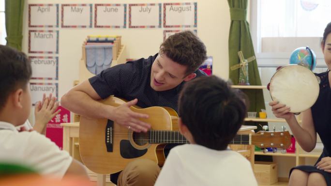 幼儿园音乐课外教弹奏课堂