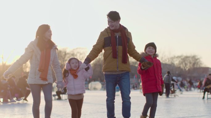 快乐家庭在冰上走路