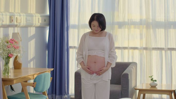 孕妇在病房里实拍视频素材