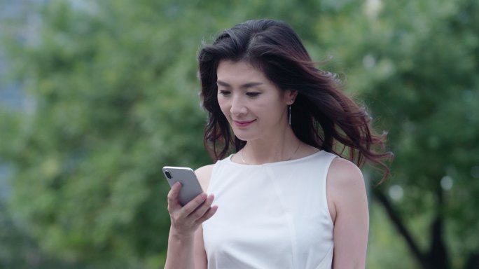 自信的商务女士使用手机