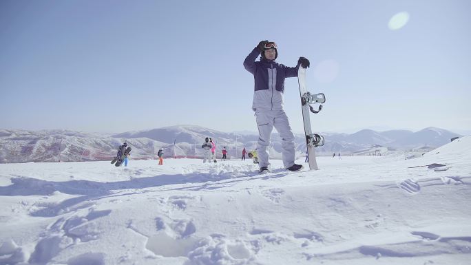 年轻男子户外滑雪