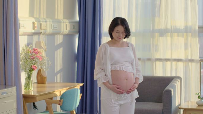 孕妇在病房里快乐露出肚子