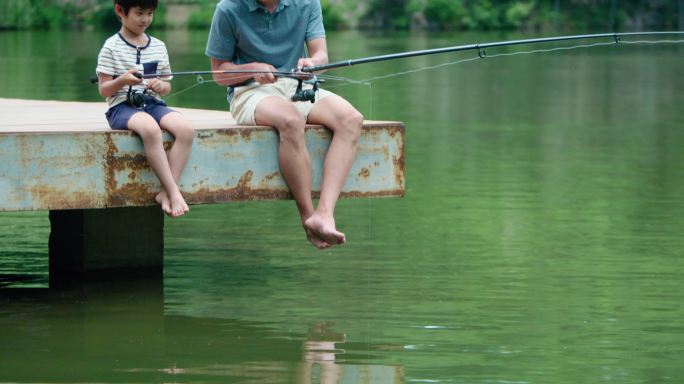 父子俩在户外钓鱼夏天放松慢镜头
