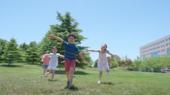 快乐儿童在草地玩耍