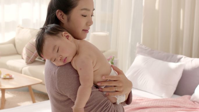 母亲抱着婴儿关爱安慰放松