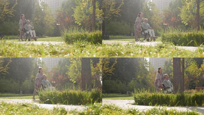老人推着坐轮椅的老伴逛公园