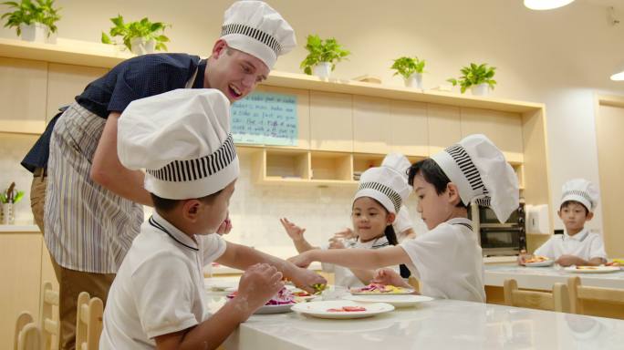 幼儿园孩子们在教室学习烹饪