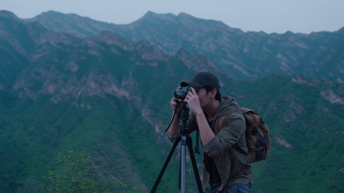 摄影师在户外拍照旅游徒步旅行