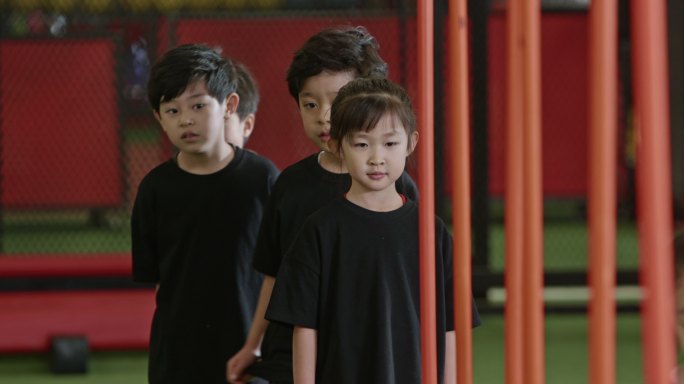 儿童上体能训练课健身房排队