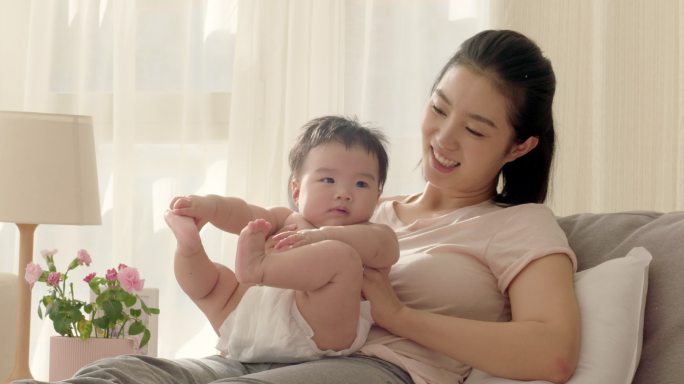 母亲抱着婴儿哺乳期母子哺育养育母爱