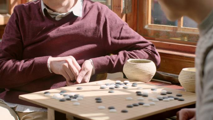 父子俩下围棋家房屋棋子