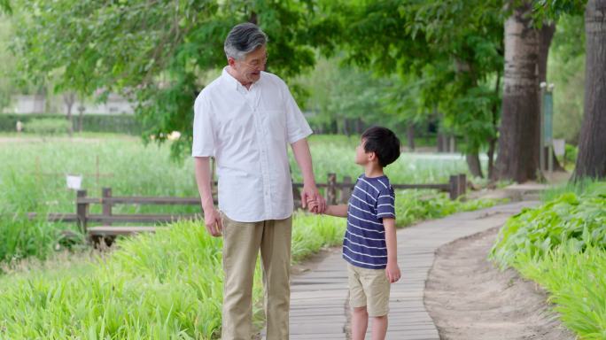 祖孙两人在公园散步