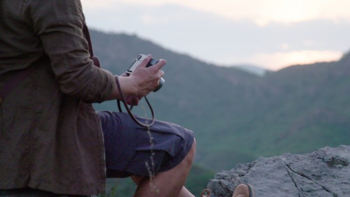 摄影师在户外拍照男男子登山