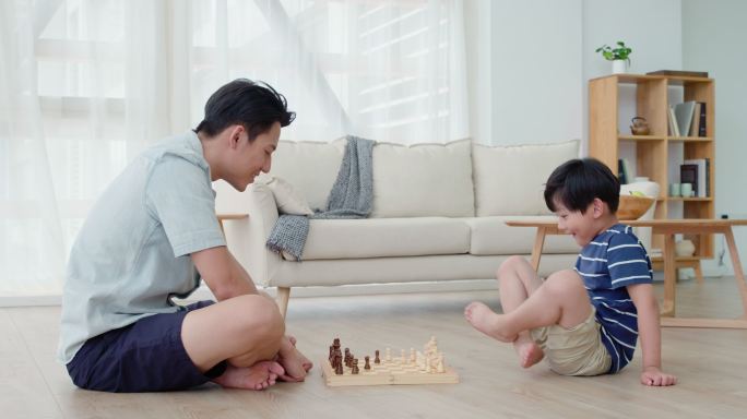 父子俩下国际象棋