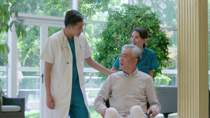 医生和老年人谈话慢镜头疗养院病人