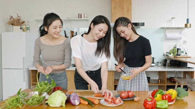 年轻闺蜜在厨房一起做饭