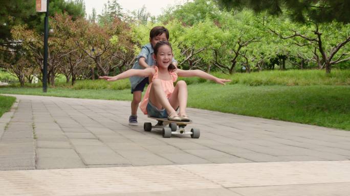 儿童在公园里玩滑板