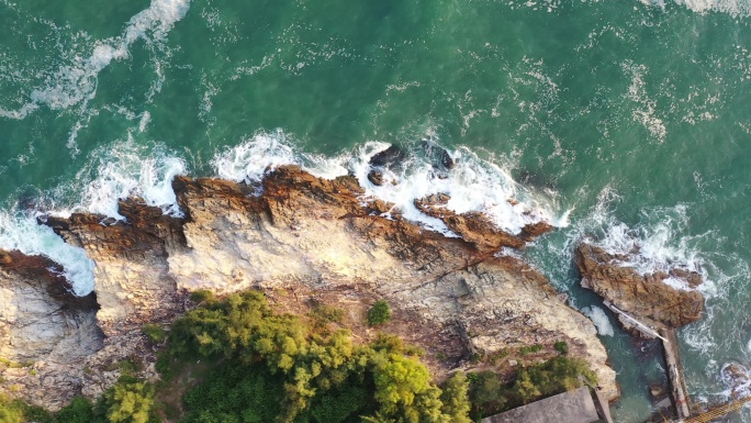 日出东山海礁石酒吧