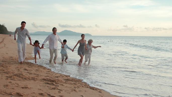 快乐家庭在沙滩玩耍