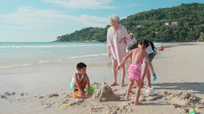 快乐家庭海边度假孩子儿童大海沙滩玩耍游玩