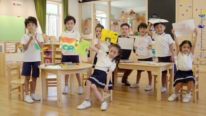 幼儿园外教和孩子们在教室绘画