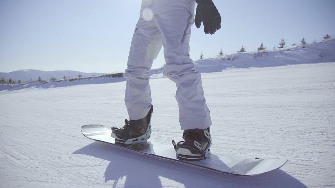 年轻男子户外滑雪宣传片视频素材