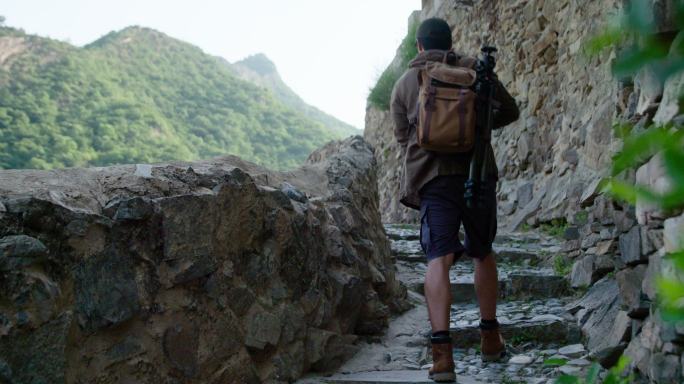 摄影师在户外拍照摄影爱好者相机拍摄唯美旅