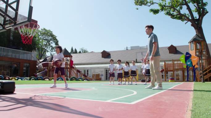 幼儿园外教教学生打篮球