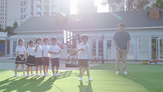 幼儿园外教教孩子们打高尔夫