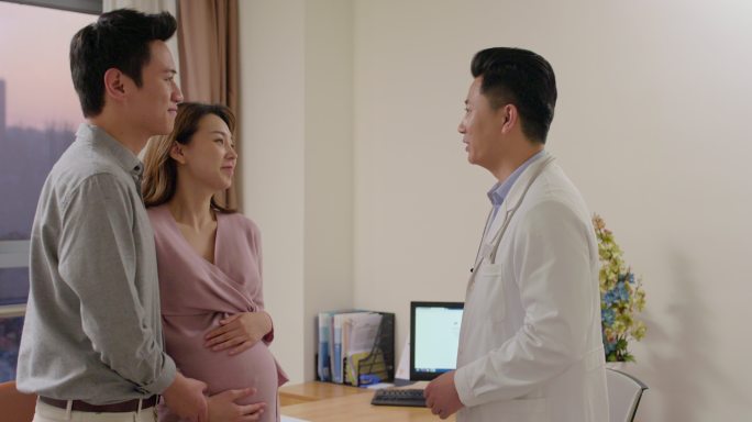 医生和孕妇在诊疗室谈话