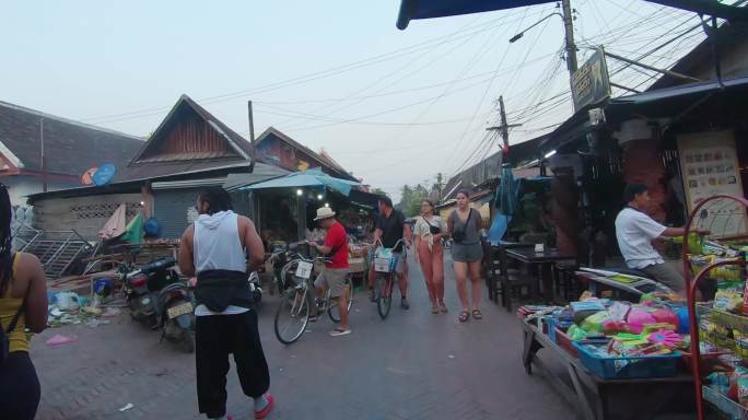 老挝琅勃拉邦的热闹街景
