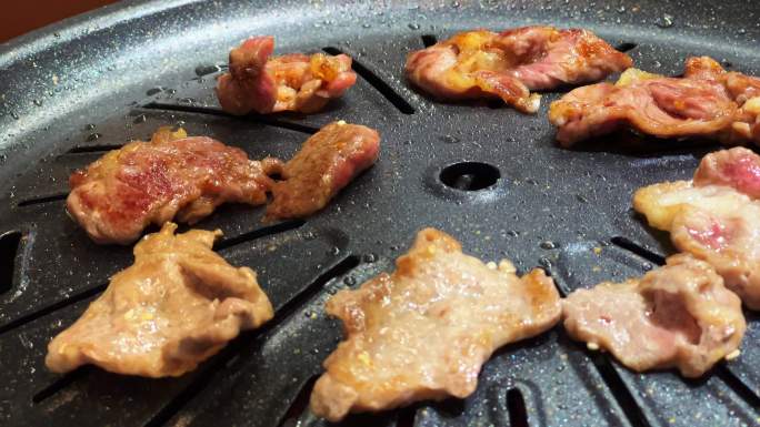 美味的一桌韩式烤肉，更换碳烤炉