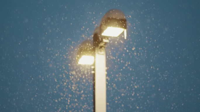 东北冬天大雪中的路灯照射的雪