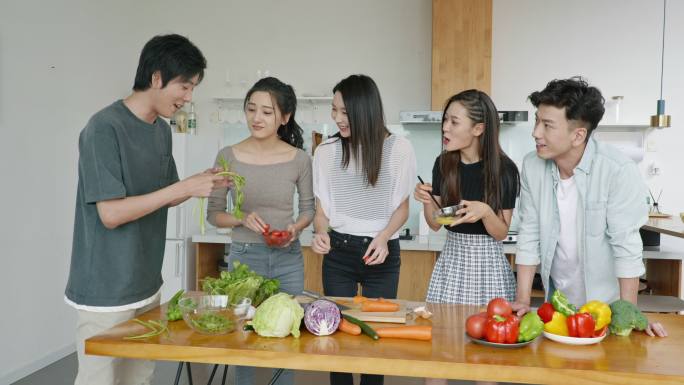 年轻朋友在厨房一起做饭