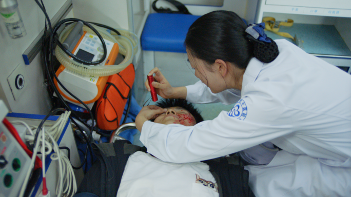 护士救护车抢救伤员