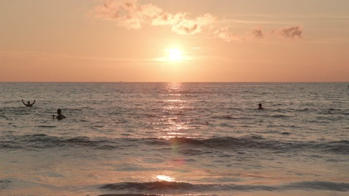 海上日落唯美夕阳大海海面海浪游泳