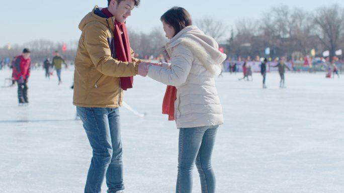 年轻情侣户外滑冰