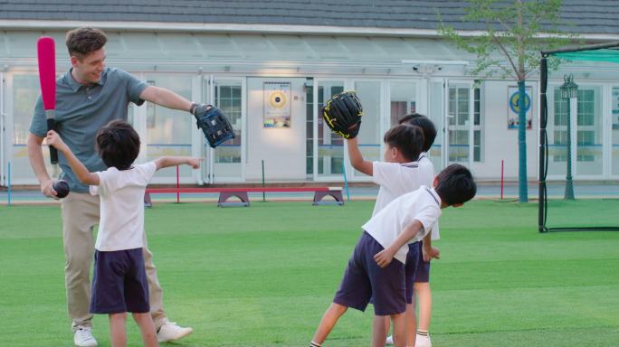 幼儿园外教教孩子们打棒球